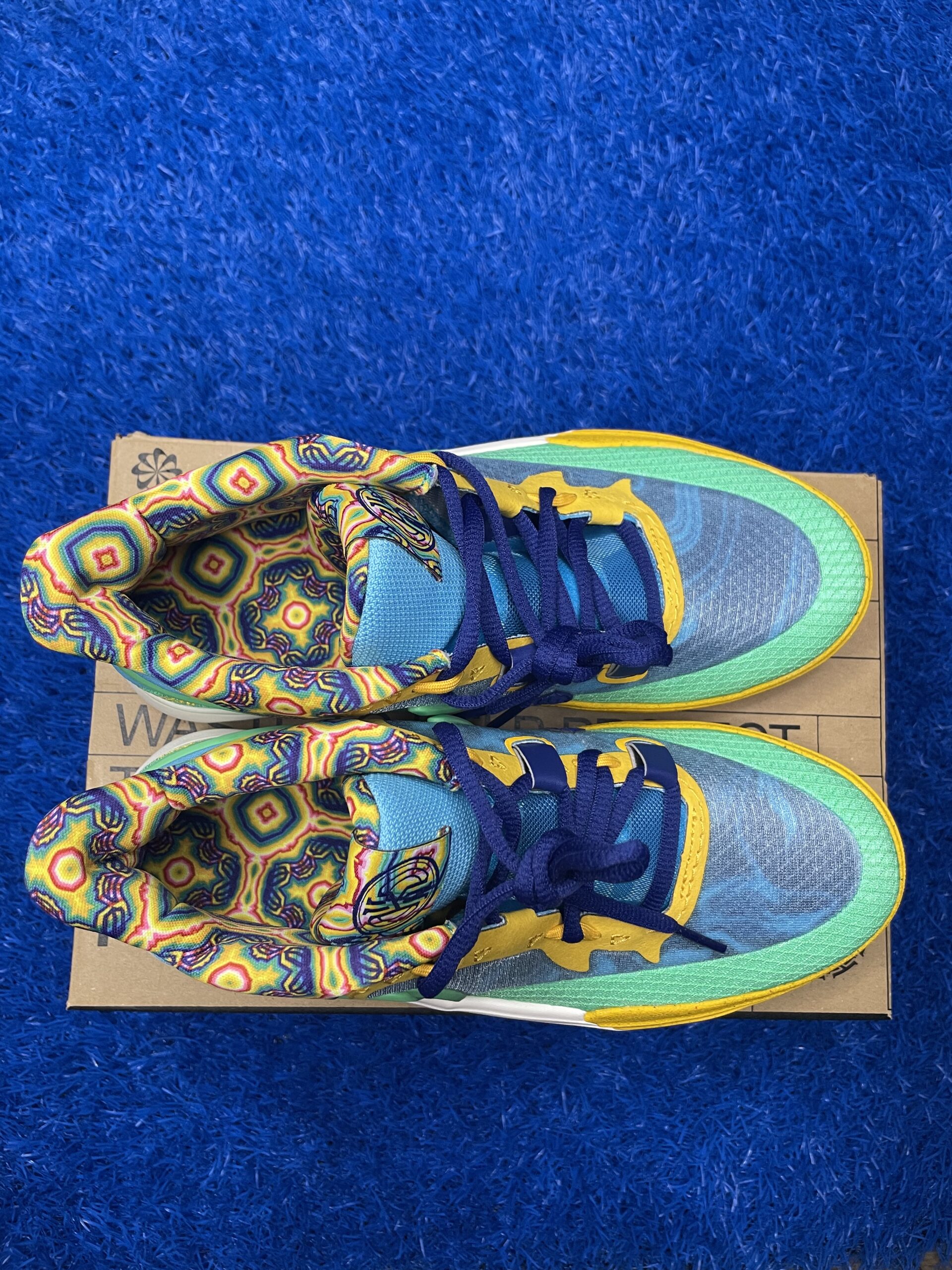 (ds) nike kyrie 8 baltic blue/multi color 7y/8.5w (ds) nike kyrie 8 baltic blue/multi color 7y/8.5w